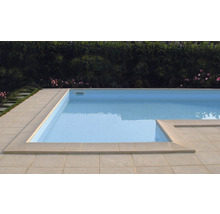 Rechteckiger Swimmingpool mit Steinumrandung im Garten