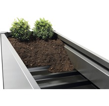 Hochbeet aus Metall mit Erde und Pflanzen