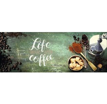 Kaffeebohnen, Zucker, Kaffeepulver und eine Espressokanne auf einem Tisch mit dem Schriftzug Life begins after coffee.