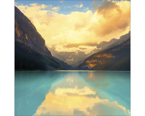 Bergsee mit Bergen im Hintergrund