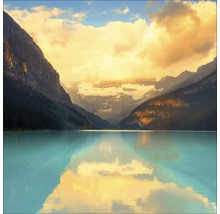 Blick auf einen See umgeben von Bergen