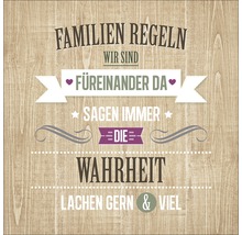 Dekoratives Schild mit dem Text Familienregeln auf Holzgrund
