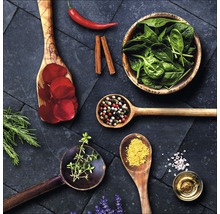 Arrangement mit Gewürzen und Kräutern in Holzlöffeln
