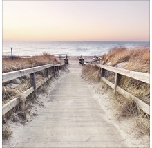 Holzsteg mit Geländer führt zum Strand