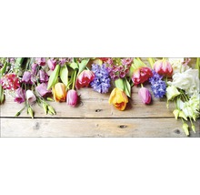 Blumenarrangement mit Tulpen und Hyazinthen auf Holzgrund