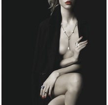 Frau mit Halskette und Ringen