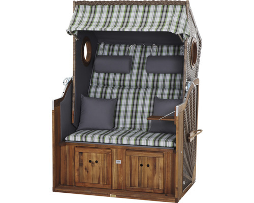 Strandkorb aus Holz mit karierten Kissen und Stauraum