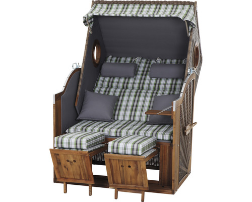 Strandkorb mit Holzrahmen und karierten Kissen