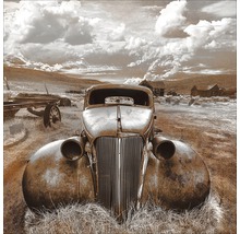 Abgenutztes Auto in einer verlassenen Landschaft