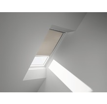 Dachfenster mit teilweise heruntergelassenem Plissee