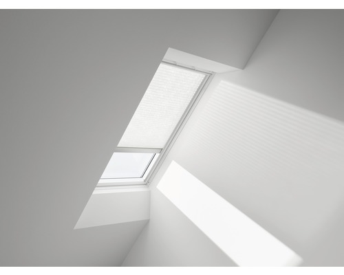 VELUX Plissee-Faltstore elfenbein elektrisch FML C02 1256S Dachfenster mit geöffnetem Fenster und Plissee