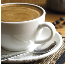 Eine Tasse Kaffee mit einem Löffel auf einer Untertasse