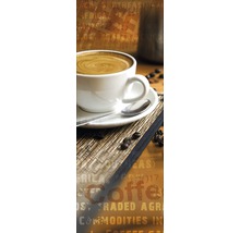 Tasse Kaffee mit Untertasse und Löffel auf einem Tisch mit Kaffeebohnen