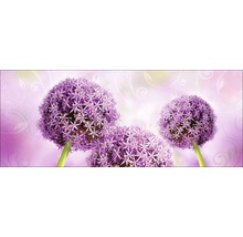 Drei Zierlauchblüten vor gemustertem Hintergrund