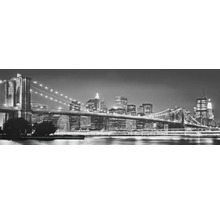 Nachtaufnahme der Brooklyn Bridge und der Skyline von New York