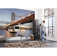 Büro mit Fototapete, die eine Brücke bei Nacht darstellt, Schreibtisch und Teppich