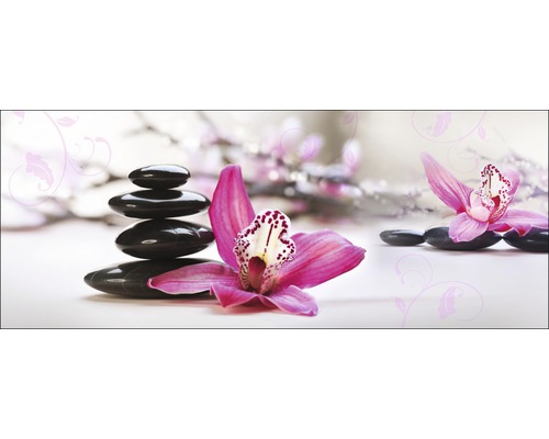 Dekoratives Arrangement mit Steinen und Orchideen