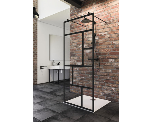 Raumdusche Schulte Black Style 855x2000 mm Dekorglas Atelier schwarz Begehbare Dusche mit schwarzem Rahmen und Duschkopf in einem hellen Badezimmer.