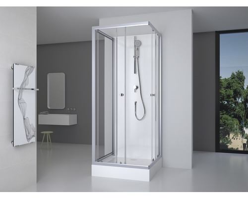 Eckdusche mit Duschkopf in einem Badezimmer