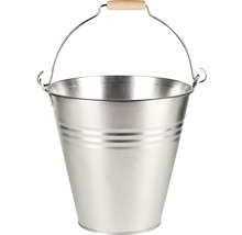 Eimer aus Metall mit Holzgriff