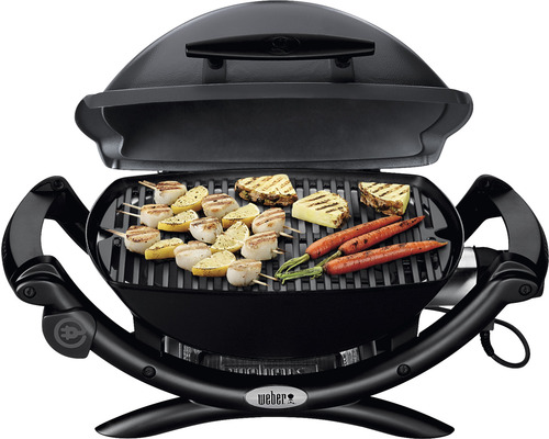 Elektrogrill mit Grillgut wie Spieße, Ananas und Karotten