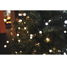 Nahaufnahme eines Weihnachtsbaums mit Lichterkette