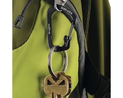 Schlüsselanhänger mit Karabiner und Schlüsseln am Rucksack
