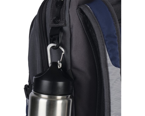 Detailansicht eines Rucksacks mit befestigter Trinkflasche mit Karabinerhaken