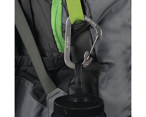 Nite Ize SlideLock Karabiner befestigt an einem Rucksack.