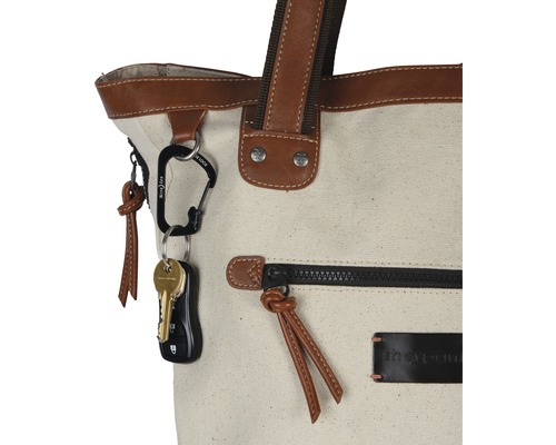 Detailaufnahme einer hellen Stofftasche mit Lederakzenten, einem Schlüsselbund und einem Karabinerhaken
