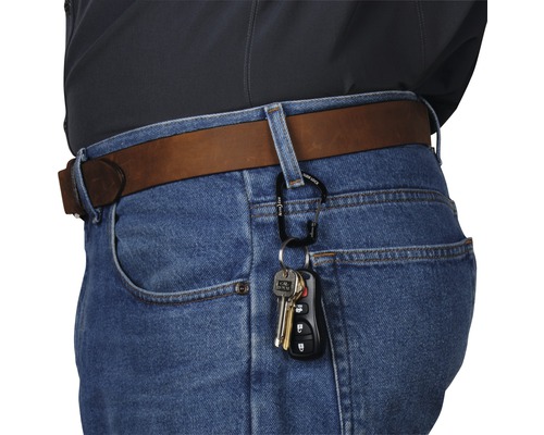 Person mit Jeans und braunem Gürtel, an dem ein Schlüsselanhänger befestigt ist