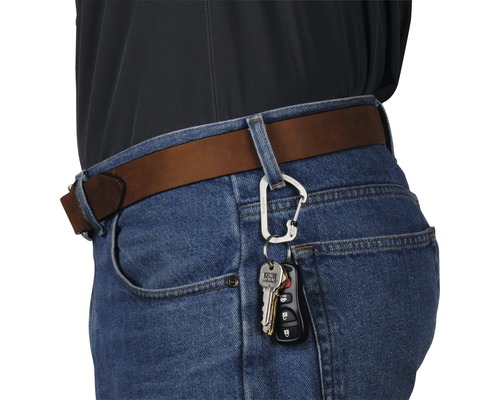 Person mit Jeans, Gürtel und Schlüsselanhänger mit Schlüsseln