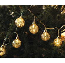 Lichterkette mit Kugeln am Weihnachtsbaum