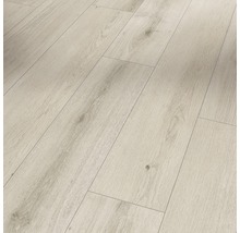 Heller Laminatboden mit Holzstruktur
