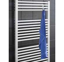 Weißer Badheizkörper mit blauem Handtuch