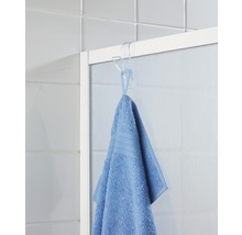 Blaues Handtuch hängt an einer Duschwand mit einem Haken