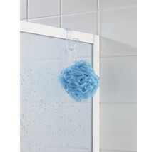 Blauer Badeschwamm hängt an einer Duschkabine