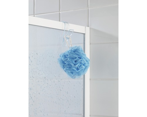 Blauer Badeschwamm hängt an einer Duschkabine