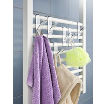 Handtuchhalter mit Handtüchern und Badeschwamm