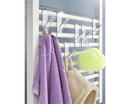 Handtuchhalter mit Handtüchern und Badeschwamm an einem Heizkörper