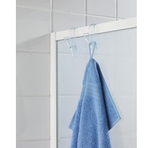 Handtuch hängt an zwei Türhaken im Badezimmer