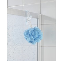 Badezimmer Szene mit Duschwand, Duschhaken und Badeschwamm