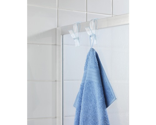 Handtuchhalter mit Handtuch an Duschkabine