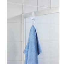 Blaues Handtuch an einer transparenten Duschkabinenaufhängung