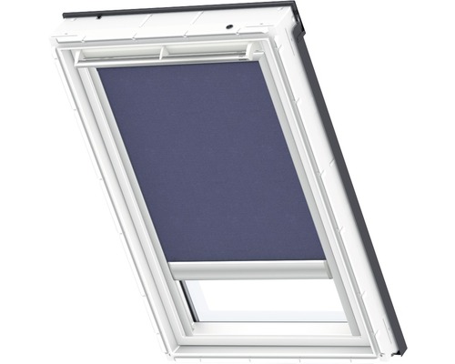 Dachfenster mit blauem Rollo zur Verdunkelung