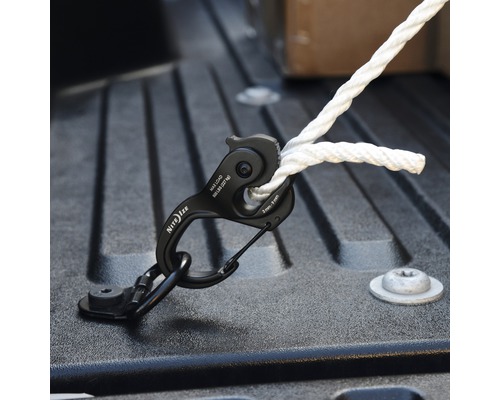 Nite Ize CamJam Spannhaken mit Seil am Laderaum befestigt