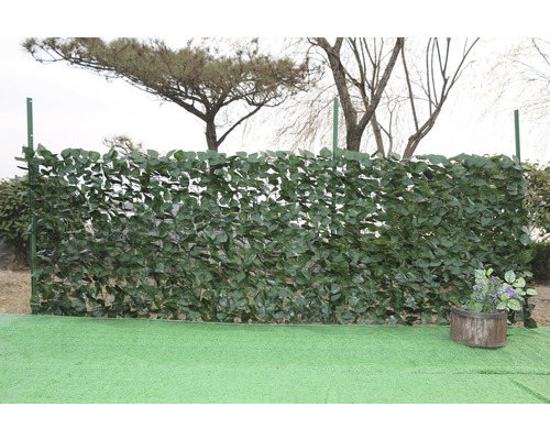 Sichtschutzmatte, Künstliche Hecke Efeuoptik 300 x 100 cm Sichtschutzzaun mit künstlichen Blättern und einer Holzkübelpflanze auf einem Rasen