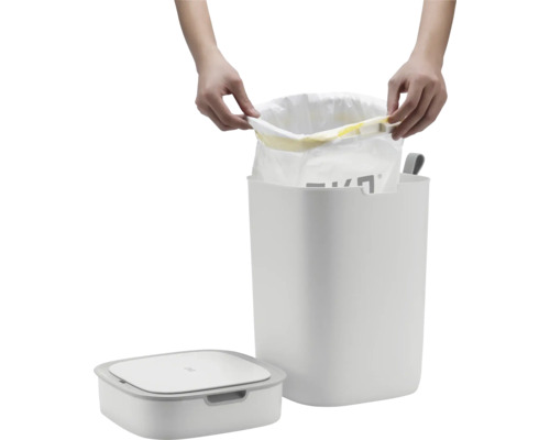 Abfallbehälter mit Müllbeutel und Deckel