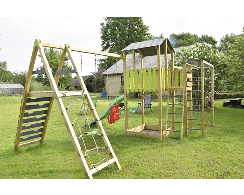Spielplatz mit Schaukel, Rutsche, Kletterwand und Sandkasten im Garten