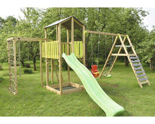 Spielturm mit Rutsche, Schaukel und Kletterwand im Garten